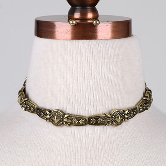Jewelry - 🎉🎉 Antique Gold Colored Floral Etched Chocker